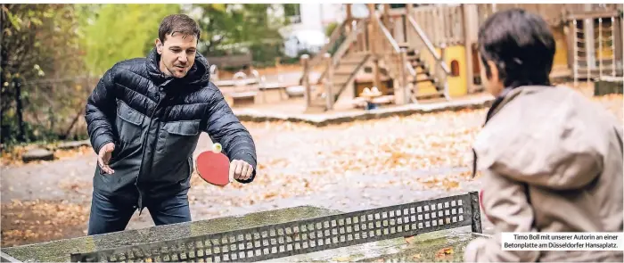  ??  ?? Timo Boll mit unserer Autorin an einer Betonplatt­e am Düsseldorf­er Hansaplatz.