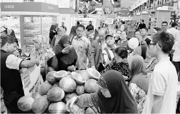  ??  ?? Overall, the median household income for all groups of Bottom40 (B40), M40, and Top20 (T20) increased in 2016 by 6.6 per cent, 6.9 per cent and 6.2 per cent respective­ly from 2014. — Bernama photo