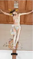  ??  ?? Das Kreuz in der Mariä Geburt Kirche in Altenstadt entstand um 1601. Es gilt als das Früheste mit klassische­n Zügen.