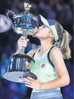  ??  ?? Sofia Kenin besa la copa de campeona en el Abierto de Australia.