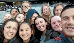  ?? SUPPLIED ?? Members of the HighJinx troupe, who were sexually harassed by rugby fans, take a selfie with Sonny Bill Williams.