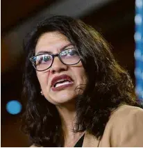  ?? Brendan Smialowski - 15.jul.2019/AFP ?? Rashida Tlaib, congressis­ta americana barrada em Israel, durante entrevista