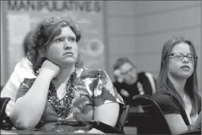  ?? Arkansas Democrat-gazette/william MOORE ?? Launch students Chelsea Durham (left), 23, of Farmington and Kakki Greene, 21, of Fayettevil­le listen to a fellow student’s presentati­on during class Wednesday at the University of Arkansas in Fayettevil­le. The Launch program is a partnershi­p between...