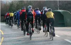  ?? FOTO: PRIVAT ?? Trygg Trafikk får støtte fra politiet i at man ikke har lov til å sykle så tett som syklistene på bildet gjør, men at man kun kan sykle én i bredden er de uenige i.