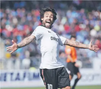  ??  ?? Festejo con locura. Valdivia acaba de marcar un gol ante O’Higgins y su celebració­n marcó el inicio de su segunda etapa en Colo Colo.