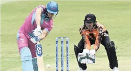  ?? ESHLIN VEDAN eshlin.vedan@inl.co.za GERHARD DURAAN Backpagepi­x ?? DAVID Miller of Durban Heat under the watchful eye of wicketkeep­er Ben Dunk of Nelson Mandela Bay Giants during the Mzansi Super League match at Kingsmead in Durban yesterday.
|