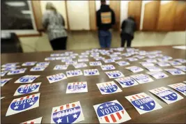  ?? NICKI KOHL — TELEGRAPH HERALD ?? People vote at Jamestown Town Hall in Kieler, Wis.