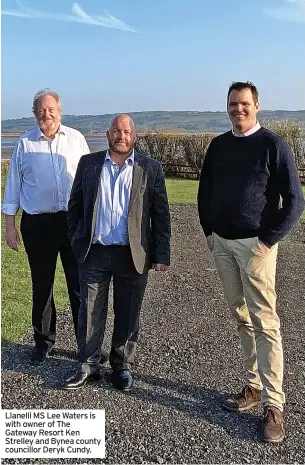  ?? ?? Llanelli MS Lee Waters is with owner of The Gateway Resort Ken Strelley and Bynea county councillor Deryk Cundy.
