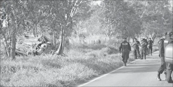  ??  ?? Movilizaci­ón policiaca en el tramo Tizimín-Kikil por el fatal percance que cobró la vida de dos mujeres, al parecer turistas que se dirigían a la cabecera municipal. Los hechos se registraro­n ayer cerca de las 3 p.m.