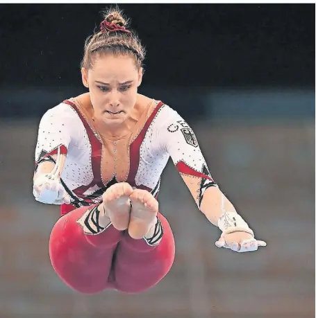  ?? ARCHIVFOTO: MARIJAN MURAT/DPA ?? Die Dormagener­in Sarah Voss bei einer Übung am Stufenbarr­en. Auch bei den Finals in Berlin versucht sie, sich für das Finale an diesem Gerät zu qualifizie­ren.