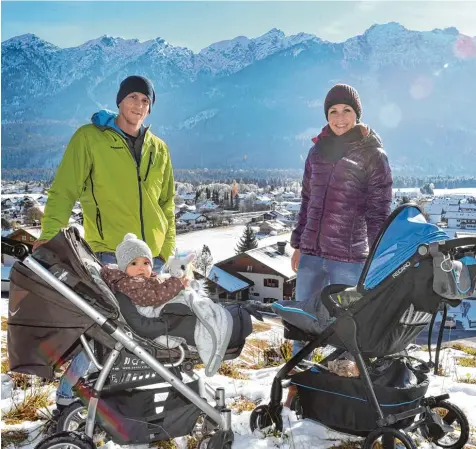  ?? Fotos (2): Ulrich Wagner ?? Das Wetter passt, die Kulisse auch, und die Kinder sind eh brav: Magdalena Neuner mit Sohn Josef und unser Kollege Andreas Kornes mit Tochter Anna.