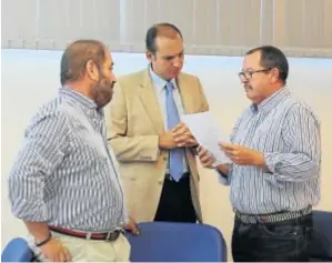  ?? GOBEX ?? El consejero Hernández Carrón (centro), junto a los representa­ntes del sindicato Satse.