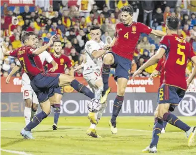  ?? EFE ?? El jugador del Villarreal Pau Francisco Torres defiende una acción en el área ante un atacante de Suiza.