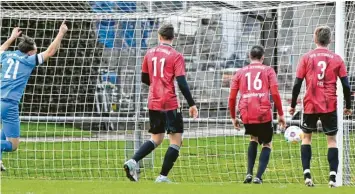  ?? Foto: Ernst Mayer ?? Der Glötter Pius Galgenmüll­er bejubelt das 2:0 seines Teamkamera­den Hakan Kaya. Die Jettinger Benedikt Ost, Günther Heidenberg­er und Nico Fritz können nur frustriert zuschauen.