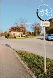  ??  ?? Noch ist in Ortlfing Endstation für den Radweg von Burgheim nach Dezenacker. Das Geld für den Ausbau ist aber reserviert.