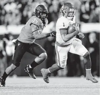  ?? Brian Bahr / Getty Images ?? Oklahoma quarterbac­k Jalen Hurts breaks free for a 28-yard touchdown run against Oklahoma State defensive lineman Troy James. Hurts also passed for a touchdown and caught a TD pass.