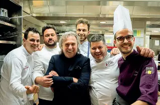  ??  ?? Chef Da sinistra, Mida Muzzolon, Dimitri Mattiello, Maurizio Potocnik (il curatore della guida), Andrea Alan Bozzato, Stefano Miozzo e Simone Gottardell­o