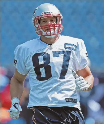 ?? STaffphoTo­bymaTTsTon­e ?? PUMP IT UP: Tight end Rob Gronkowski hits the field running for yesterday’s practice inside Gillette Stadium.