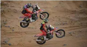  ??  ?? ACCIÓN. Ricky Brabec y Kevin Benavides vuelan en sus motos. AFP