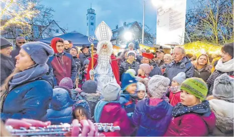  ?? FOTO: AFI ?? Beim Besuch des Nikolauses auf dem Rosenberge­r Adventsmar­kt gab es kein Durchkomme­n mehr.