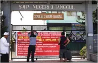  ?? JUMAI/JAWA POS RADAR JEMBER ?? KONFLIK: Gerbang SMPN 3 Tanggul di Jalan PB Sudirman 30, Dusun Krajan, Desa Tanggul Wetan, Kecamatan Tanggul, yang disegel ahli waris kemarin.