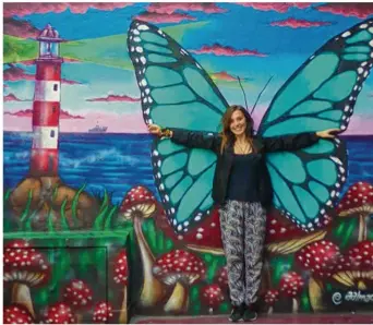  ??  ?? Eloïse Auboiron devant une des fresques de Rio.