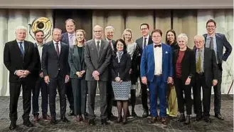  ?? Photo: C. ?? Ci-contre, le professeur
Jean Tirole , prix Nobel d'économie il y a tout juste dix ans, à la droite de Madame Béatrice Belorgey
(au centre), Présidente du Comité exécutif de BGL BNP Paribas, entre autres.