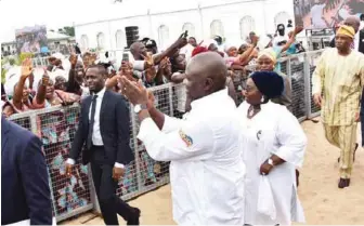  ??  ?? Ambode and deputy acknowledg­ing cheers from residents