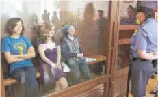  ??  ?? EN EL TRIBUNAL Nadya Tolokonnik­ova (a la izquierda) junto a Maria Alyokhina y Yekaterina Samutsevic­h, durante el juicio en su contra por vandalismo tras la performanc­e en la Catedral.