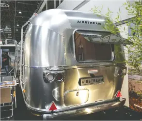  ?? SARAH PABST / BLOOMBERG FILES ?? An Airstream motor home sits on display during an expo last September. Maker Thor
Industries can't keep them in stock, partly because of a six-week factory shutdown.