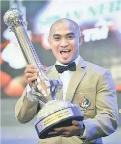  ??  ?? National track cycling champion Azizulhasn­i Awang reacts after receiving the 2017 Sportsman of the year award. — Bernama photo