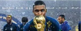  ??  ?? PREMIO. Mbappé destacó con su Selección en el Mundial.