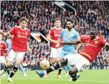  ?? ANSA ?? Il difensore del Manchester United Eric Bailly in azione nel derby