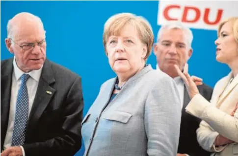  ??  ?? Angela Merkel entre Norbert Lammert, de la CDU, y la ministra de Agricultur­a, Julia Kloeckner