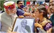  ?? ?? Prime Minister Modi accepting a painting of his mother from a young woman during a roadshow, in Shimla