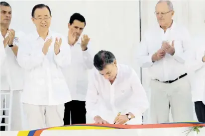  ?? FOTO REUTERS ?? Acompañado de varios mandatario­s de diferentes países del mundo, el presidente Juan Manuel Santos utilizó el “balígrafo” para estampar su firma en el Acuerdo Final con las Farc.