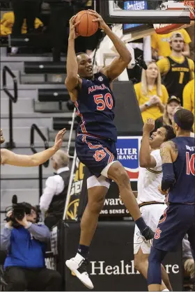  ?? L.G. PATTERSON — THE ASSOCIATED PRESS ?? Auburn’s Austin Wiley pulls down a rebound against Missouri on Feb. 15in Columbia, Mo.