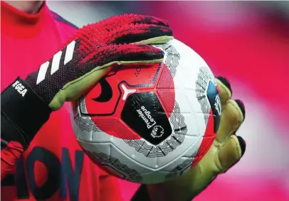  ?? REUTERS ?? David de Gea, portero español del Manchester United, atrapa uno de los balones oficiales de la Premier League