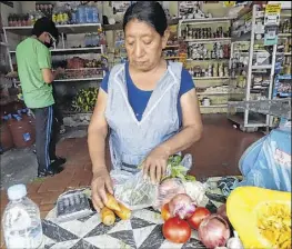  ?? Fotos: Amelia Andrade / EXTRA ?? Cebolla y tomate son dos productos que se mantienen con los precios elevados.