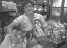  ?? OKKY PUTRI RAHAYU/ JAWA POS ?? DIMINATI: Rudy bersama boneka-boneka koleksinya saat pameran Soerabaia Heritage Festival di Plaza Surabaya.