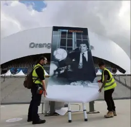  ?? (Photos Laurent Martinat) ?? Hier matin, peu de temps après l’annonce du décès de Bernard Tapie, un portrait de l’ancien président de l’OM est affiché devant le stade Vélodrome.