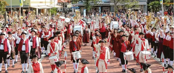  ?? Fotos: Franz Issing ?? Sechs Musikkapel­len aus unserer Region und der ASM Spielmanns­zug vereinigte­n sich am Denkmalpla­tz von Bad Wörishofen zu einem großen Gemeinscha­ftskonzert.