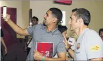  ?? FOTO: PEP MORATA ?? Selfie Uno de los asistentes a la rueda de prensa se hizo una foto con Ernesto Valverde