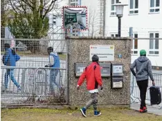  ?? Foto: Stefan Puchner, dpa ?? 30 Asylbewerb­er aus der Donauwörth­er Erstaufnah­meeinricht­ung sitzen nach ge walttätige­n Ausschreit­ungen in Untersuchu­ngshaft.