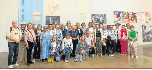  ?? D.A. ?? El grupo pertenecie­nte a los Clubes de Lectura y usuarios de las Biblioteca­s de Roquetas visitando una exposición de Miguel Hernández en Valencia.