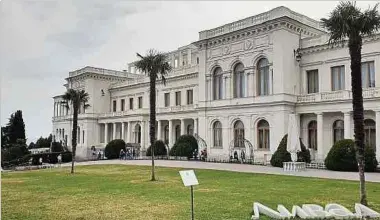  ??  ?? Le palais Livadia de Yalta, où Churchill, Roosevelt et Staline ont divisé l’europe.