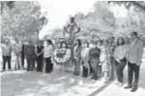  ?? /SOFI RAMÍREZ ?? Se colocó una ofrenda floral en el busto a la mujer tras celebrarse el Día Internacio­nal