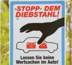  ?? Foto: Jens Kalaene, dpa ?? Ein mutmaßlich­er Autoaufbre­cher schlug mehrfach in Oberhausen zu. Die Polizei rät, keine Wertgegens­tände im Auto zu lassen.