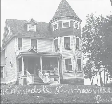  ?? (COURTESY OF HUGH ERNEST BIEBER, RICHMOND, QUEBEC) ?? Willowdale, the former residence of Gabriel Caron at the beginning of the 1880’s.