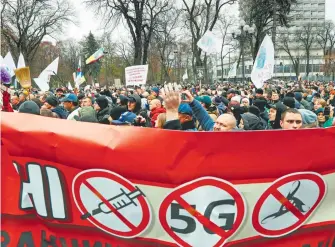 ?? REUTERS ?? Antivacuna­s protestaro­n
en Kiev, Ucrania, de los países con más contagios